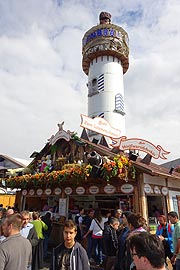 "Zum Gaumenschmaus" - Wurstbraterei Bretz auf dem Oktoberfest (©Foto: Martin Schmitz)